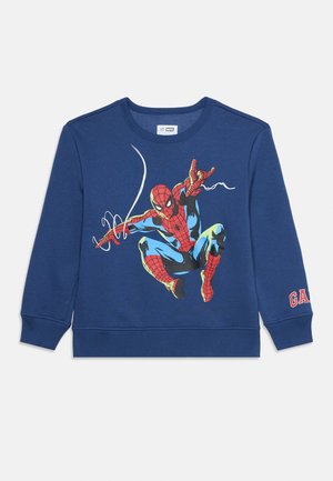 Sininen pitkähihaisen collegepaita, jossa Hämähäkkimies ampuu hämähäkinseittejä ja jonka oikean hihan suussa on punaisella painettu "GAP".