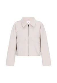 Giacca corta beige con maniche lunghe, zip frontale, grande colletto e due tasche a pattina sul petto.