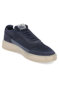 Marineblaue Bull Boxer Sneaker mit Mesh- und Veloursleder-Obermaterial, dicker offwhite Sohle und flachen Schnürsenkeln.