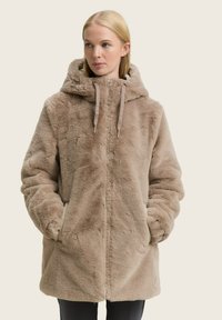 Faux-Fur-Mantel in hellbeige mit Kapuze, ausgestattet mit einem Reißverschluss vorne, Seitentaschen und texturiertem Material für Wärme und Komfort.
