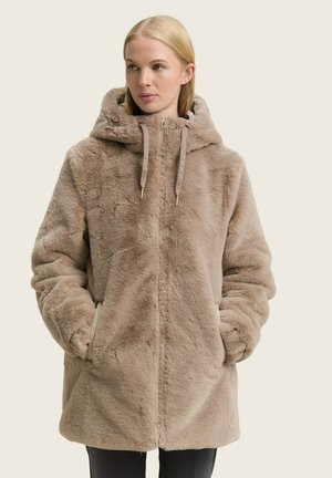 Faux fur mantel in lichtbeige met een capuchon, voorzien van een rits aan de voorkant, zijzakken en een textuur voor warmte en comfort.