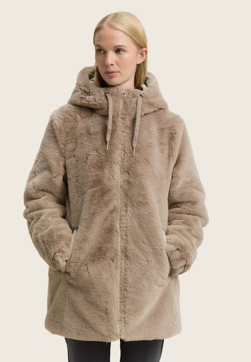 Faux-Fur-Mantel in hellbeige mit Kapuze, ausgestattet mit einem Reißverschluss vorne, Seitentaschen und texturiertem Material für Wärme und Komfort.
