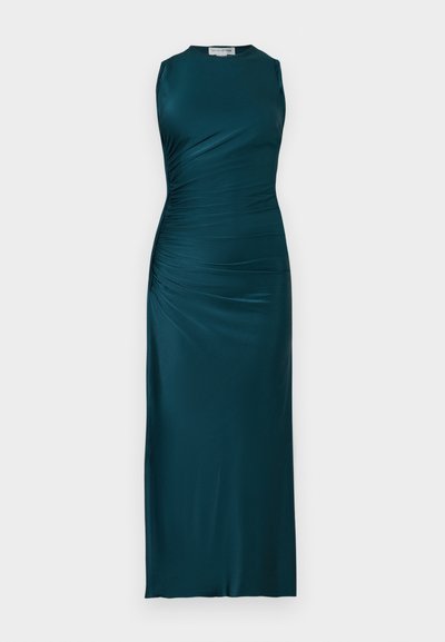 Varrukateta tumesinine-teal satiinist põlvpikk kleit ümar kaelusega ja voltidega vöö vasakul küljel.