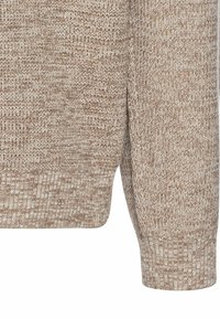Beige gebreide trui met een gestructureerd, gemêleerd patroon. Ribgebreide mouwen en zoom met een ontspannen pasvorm en zachte, comfortabele stof.