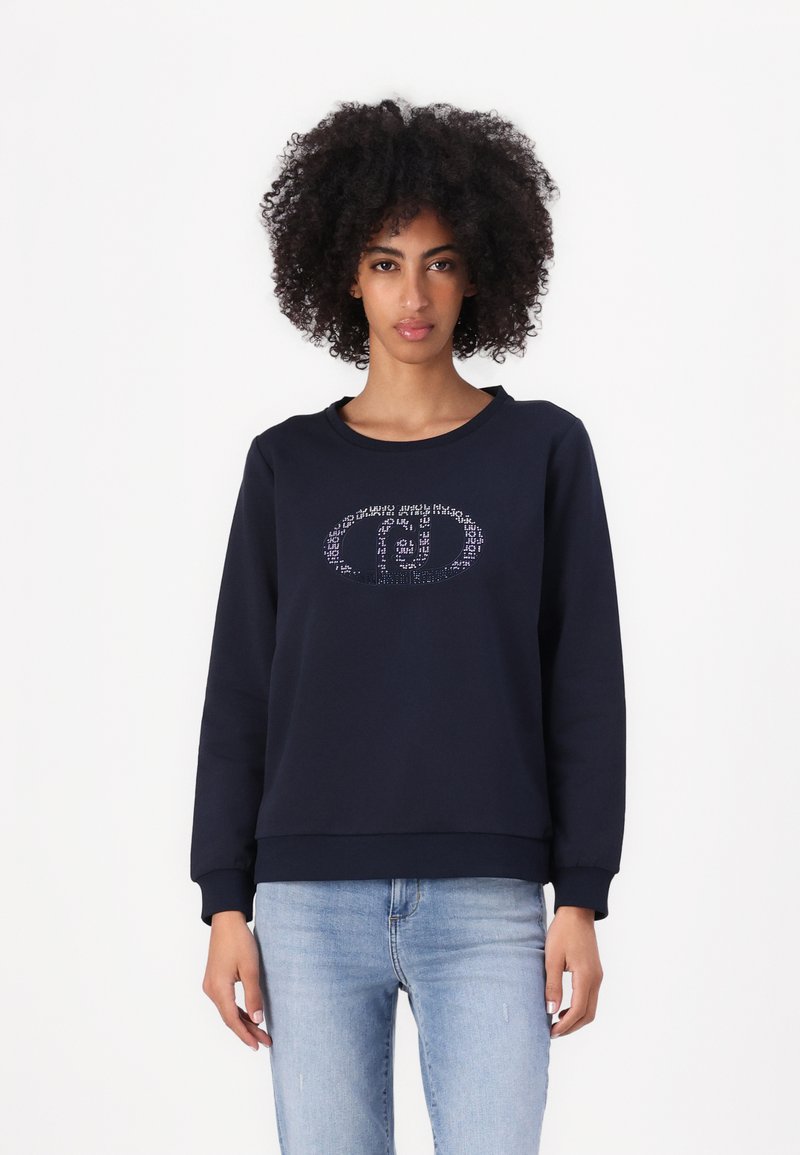 Felpa blu navy con scollatura rotonda, maniche lunghe e polsini a costine. Presenta un design grafico del logo in colori a contrasto sul petto.