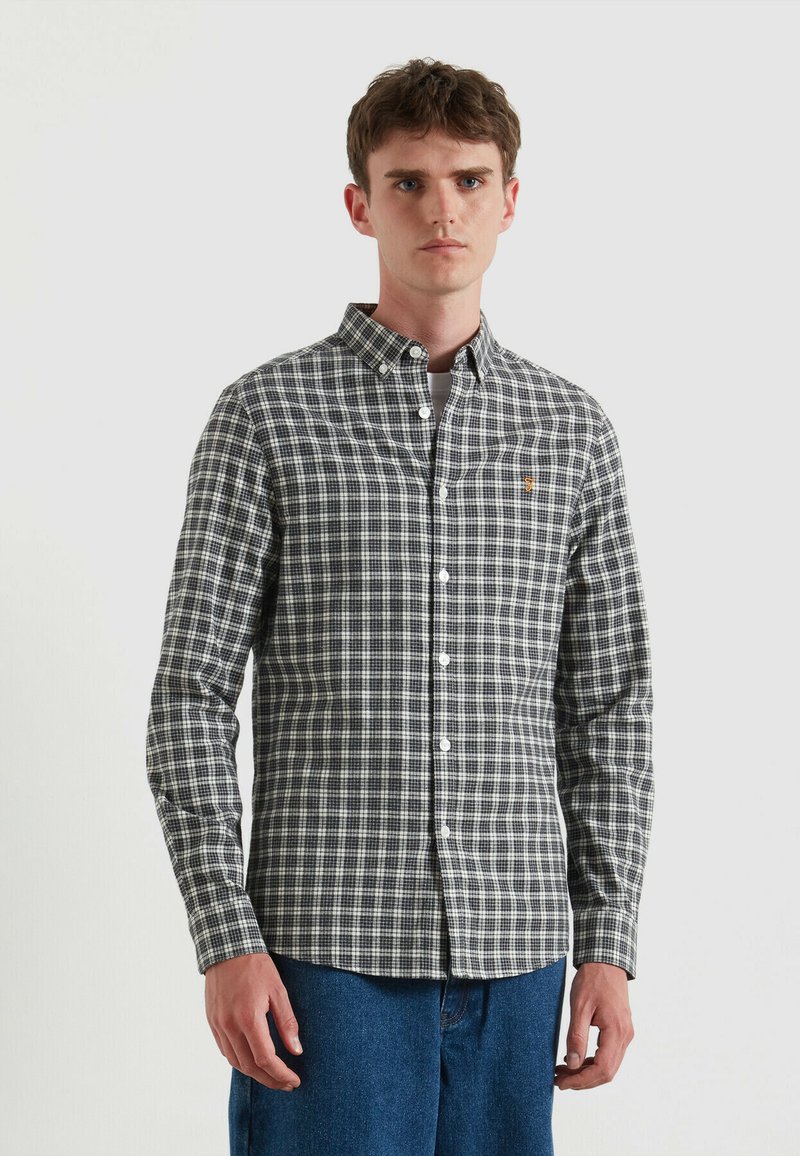 Camicia a righe in plaid nera, grigia e bianca con un piccolo logo arancione sul petto. Presenta un colletto e polsini con un solo bottone.