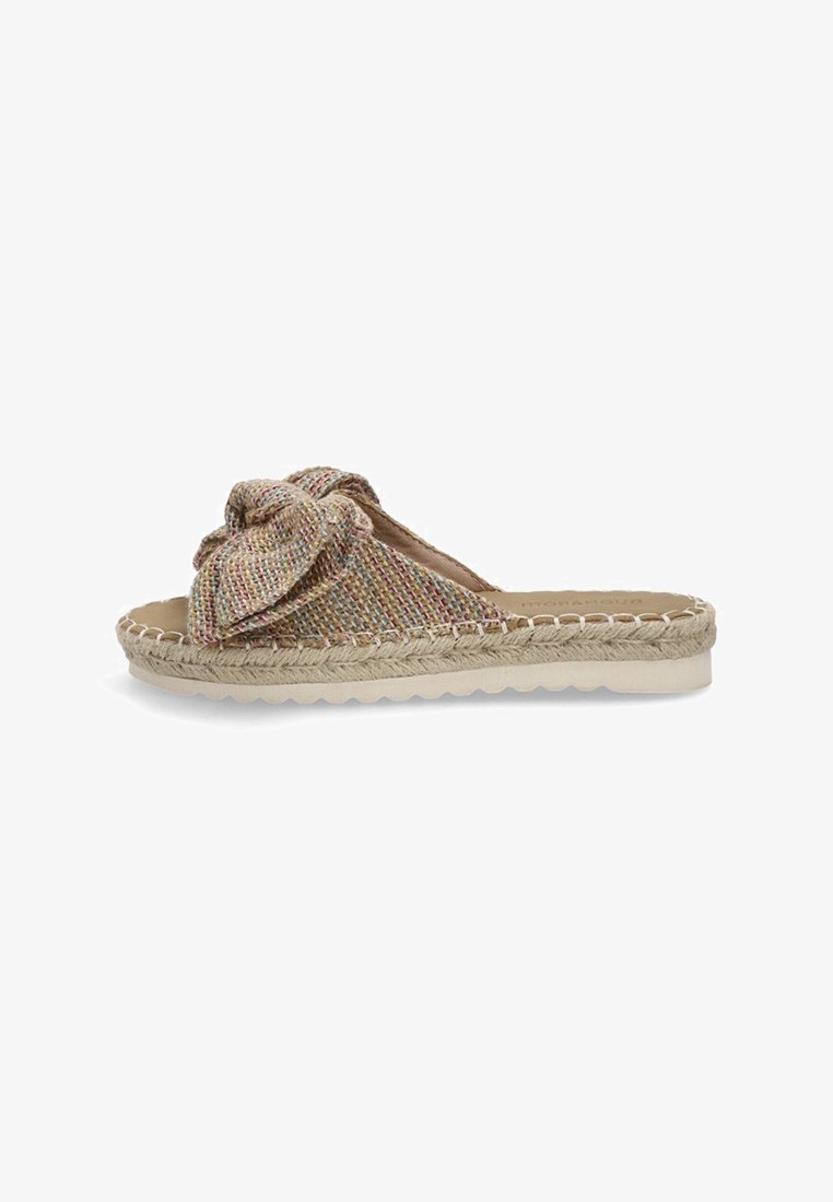 Sandalia de tejido tipo slip-on con parte superior texturizada en beige y multicolor, que presenta un acento anudado y una suela envuelta en yute.
