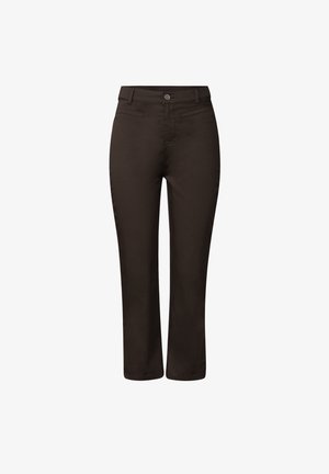 Pantalon slim marron foncé avec fermeture bouton et zip, passants pour ceinture et poches avant passepoilées, présenté sur fond blanc.