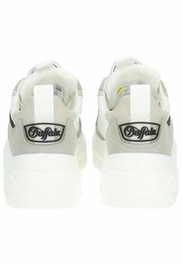 Bílé a šedé tenisky s semišovými akcenty, silnými bílými podrážkami a značkovým černým štítkem na zadní straně. Obsahují zadní poutko.