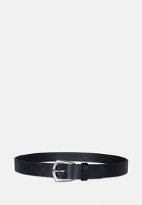 Schwarzer Lederbelt mit mattierter Oberfläche, ausgestattet mit einer silbernen Metallschnalle und mehreren Verstelllöchern. Einfaches und klassisches Design.