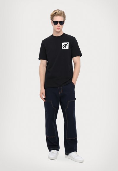 WOOD WOOD BOBBY STONE AGE  - Marškinėliai su spaudiniu - black