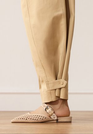 Manfield, MIT KARO-DETAILS - Muiltjes - beige