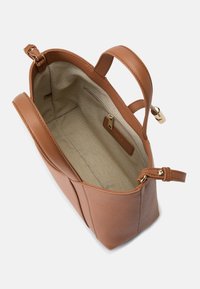 Brun læderhåndtaske med en struktureret form, guld hardware detaljer og et beige stofinteriør med en lynlåslomme.