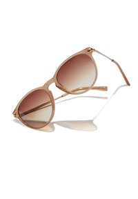 Occhiali da sole a forma di occhio di gatto con montatura trasparente rosa e lenti marroni sfumate. Bracci metallici sottili e naselli regolabili.