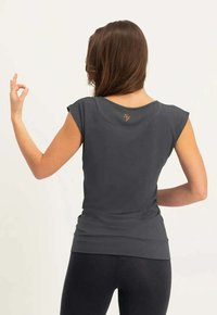Graues, tailliertes T-Shirt mit Kapuze, rundem Halsausschnitt und einer kleinen Logobestickung auf der Rückseite. Glattes, dehnbares Material.