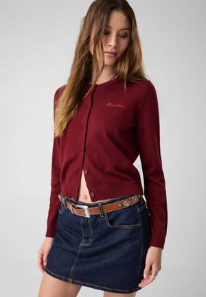 Guess, GJ LS CN SCRIPT EMB CARDI SWTR - Gilet - au vineyard red