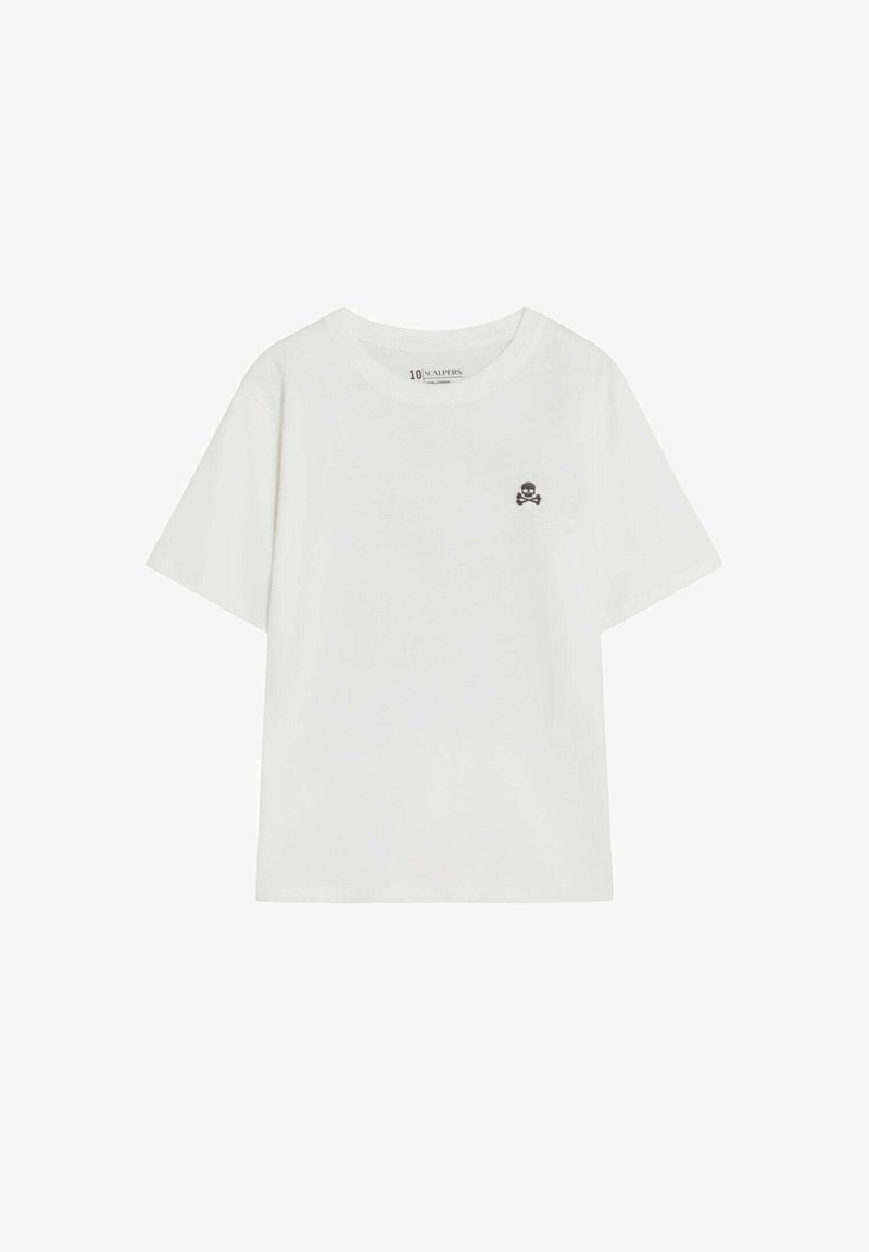 T-shirt blanc à manches courtes avec petit logo crâne et os croisés noirs sur la poitrine gauche, col rond et coupe décontractée.