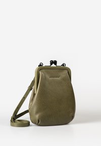 Borsa a tracolla verde in pelle con forma arrotondata, chiusura a cornice e dettagli in hardware nero. Presenta una tracolla regolabile e una finitura testurizzata.
