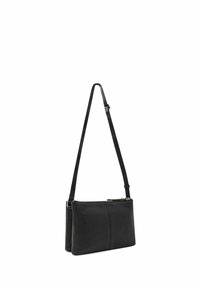 Borsa a tracolla in pelle nera con chiusura a zip, forma rettangolare piatta, superficie liscia e una cinghia slim regolabile.