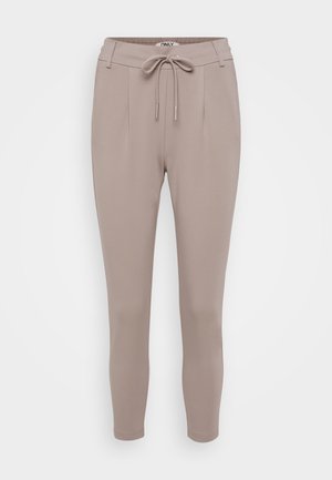 Pantalons beige clair, effilés, avec une ceinture à cordon de serrage et des détails plissés. Confectionnés dans un tissu lisse et extensible pour le confort et l'ajustement.