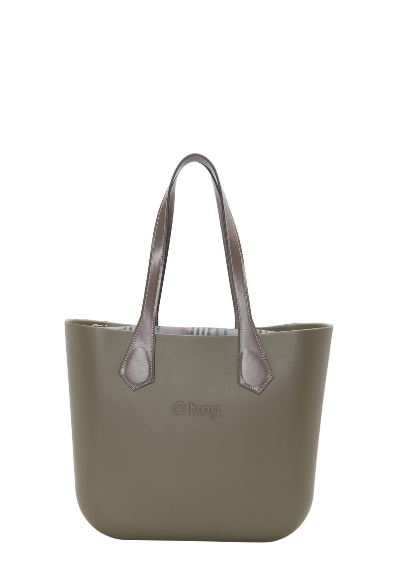 Olijfgroene tote bag van soepel, flexibel materiaal, met bruine leren handvatten en een subtiel logo. De binnenzijde heeft een gestreepte stoffen voering.