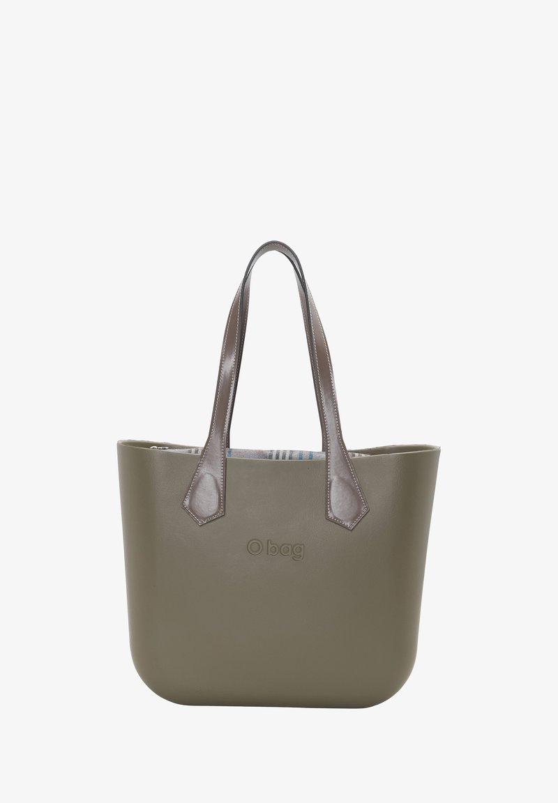 Olijfgroene tote bag van soepel, flexibel materiaal, met bruine leren handvatten en een subtiel logo. De binnenzijde heeft een gestreepte stoffen voering.