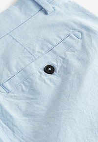 Next STRAIGHT FIT STRETCH CHINO - Šortky - light blue oxford