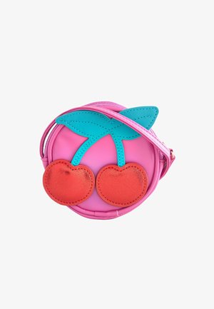 Geantă de umăr roz rotundă cu frunze albastre și aplicații cu cireșe roșii în față, cu o curea roz.