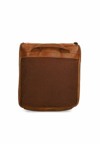 Bruine leren tas met een textuur mesh paneel. Heeft bovenhandvatten en een ritssluiting. Compact rechthoekig ontwerp.