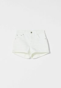Shorts de mezclilla blanca con botón y remaches metálicos, presillas para cinturón y bolsillos frontales, colocados en plano sobre un fondo blanco.