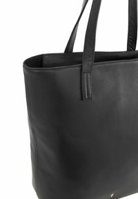 Czarna skórzana torba tote o gładkiej fakturze, z dwoma długimi uchwytami i prostym, dobrze zorganizowanym designem. Mały metalowy akcent z przodu.