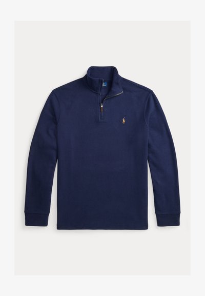 Tengerészkék hosszú ujjú, negyed cipzáras pulóver álló gallérral és kis, sárga hímzett logóval a bal mellrészen.