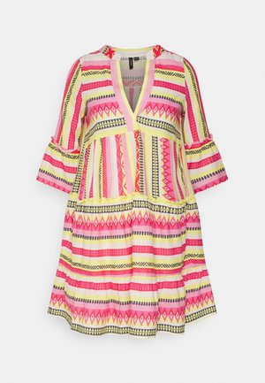 Luźna sukienka do kolan z rękawami o długości 3/4 w kształcie dzwonu, żywe geometryczne paski w kolorach różowym, żółtym i czarnym oraz głęboki dekolt w kształcie litery V z kołnierzykiem.