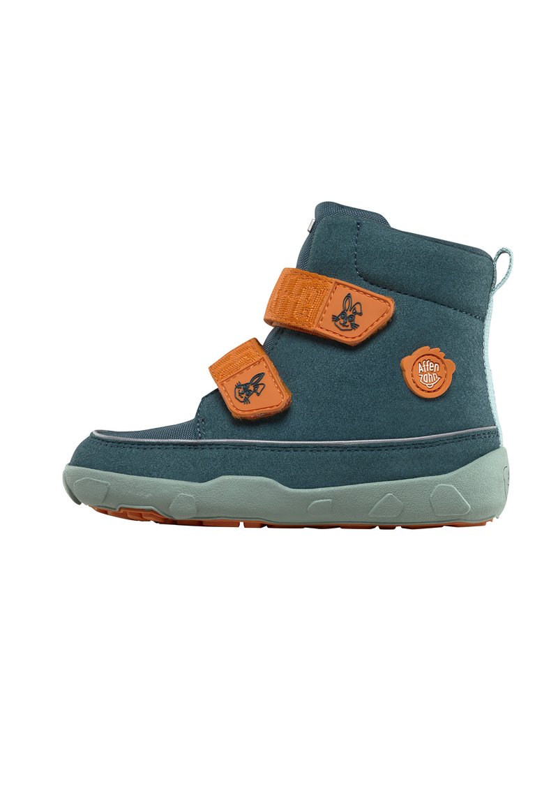 Blaue Wildleder-Hochschnittstiefel mit orangefarbenen Klettverschlüssen, einer Gummisohle und einem Kaninchen-Logo-Patch an der Seite. Verfügt über eine abgerundete Zehenpartie und einen gepolsterten Schaft.