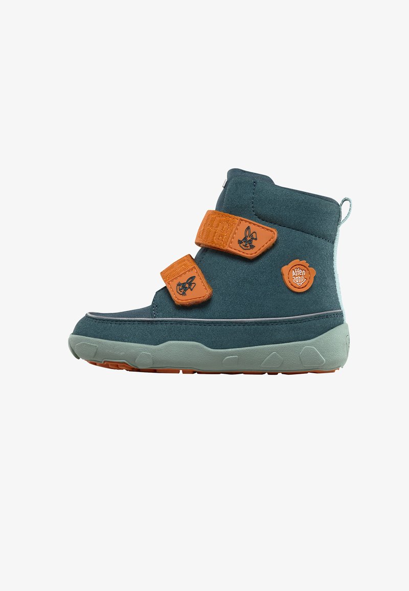 Blaue Wildleder-Hochschnittstiefel mit orangefarbenen Klettverschlüssen, einer Gummisohle und einem Kaninchen-Logo-Patch an der Seite. Verfügt über eine abgerundete Zehenpartie und einen gepolsterten Schaft.