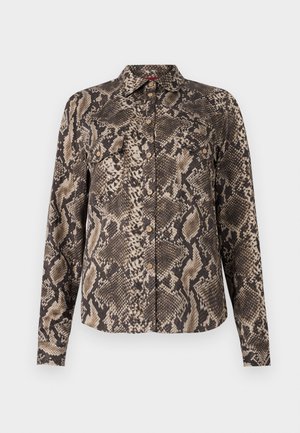 Chemise à manches longues marron et beige avec un motif en imprimé serpent, dotée d'une fermeture à boutons sur le devant et de deux poches sur la poitrine. Texture de tissu douce.