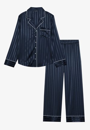 Marineblauwe satijnen pyjama set met verticale strepen, bestaande uit een button-up shirt met een zak en broek met elastische taille, afgewerkt met witte bies.