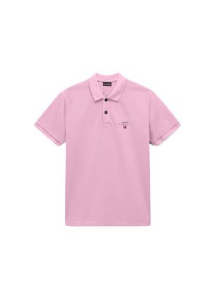 Lichtroze poloshirt met korte mouwen, twee zwarte knopen en een klein logo met tekst en vlag op de linkerborst.