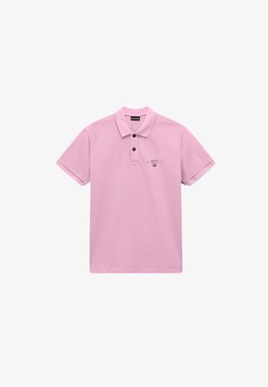 Lichtroze poloshirt met korte mouwen, twee zwarte knopen en een klein logo met tekst en vlag op de linkerborst.