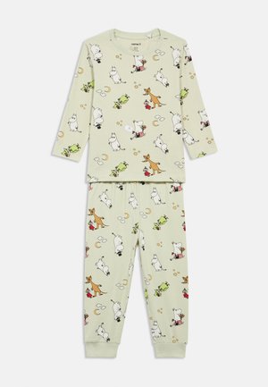 Katoenen pyjama set met een lichtgroene achtergrond en cartoonfiguren in verschillende kleuren, waaronder wit, bruin en rood. Lange mouwen en een elastische tailleband.