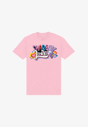 Lyserød bomulds T-shirt med et farverigt grafisk print med teksten "DEL KÆRLIGHED" og en lilla bjørnkarakter samt hjerter og stjerner.