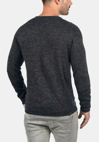 Maglione da uomo blu navy con un motivo di maglia testurizzato, presenta maniche lunghe e scollatura rotonda. La vista posteriore mostra dettagli minimi.