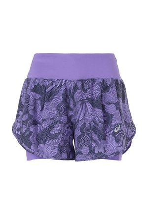 Lila sportliche Shorts mit einem gemusterten unteren Bereich, der dunkle, wirbelnde Linien zeigt, ergänzt durch einen einfarbigen lila Bund. Leichtes Gewebe.