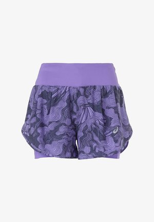 Pantalones cortos deportivos morados con la mitad inferior estampada con líneas oscuras en espiral, complementados con una banda de cintura morada sólida. Tejido ligero.