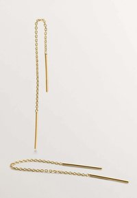 Pendientes de cadena de oro con varillas alargadas y rectas. El diseño incluye una delicada cadena con dos barras colgantes para un aspecto minimalista.