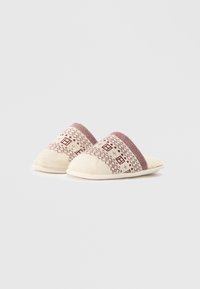 Papuci de culoare crem, cu un superior tricotat în tonuri burgund, având designuri geometrice și o textură moale a materialului.