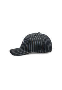 Gorra negra con finas rayas azules, visera curva, logo bordado en la parte frontal y agujeros de ventilación a los lados.