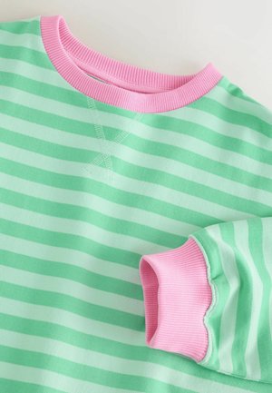 Pruhovaná mikina v odstínech mentolové zelené a světle zelené s růžovým žebrovaným límcem a manžetami. Na výstřihu má texturovaný stehový detail.