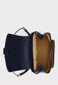 Ναυτικό δερμάτινο τσάντα χειρός με υφή, κλείσιμο με μαγνητική κούμπωμα, χρυσές λεπτομέρειες και εσωτερική επένδυση σε μπεζ χρώμα.