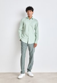 HUGO KENNO - Dalykiniai marškiniai - light/pastel green
